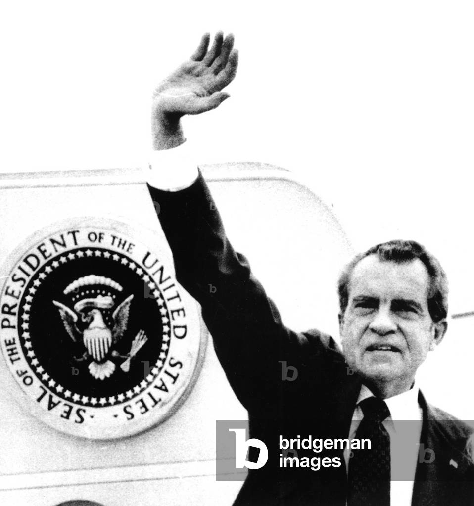 Richard M. Nixon boards Air Force One after resigning, 8/9/74 (photo)