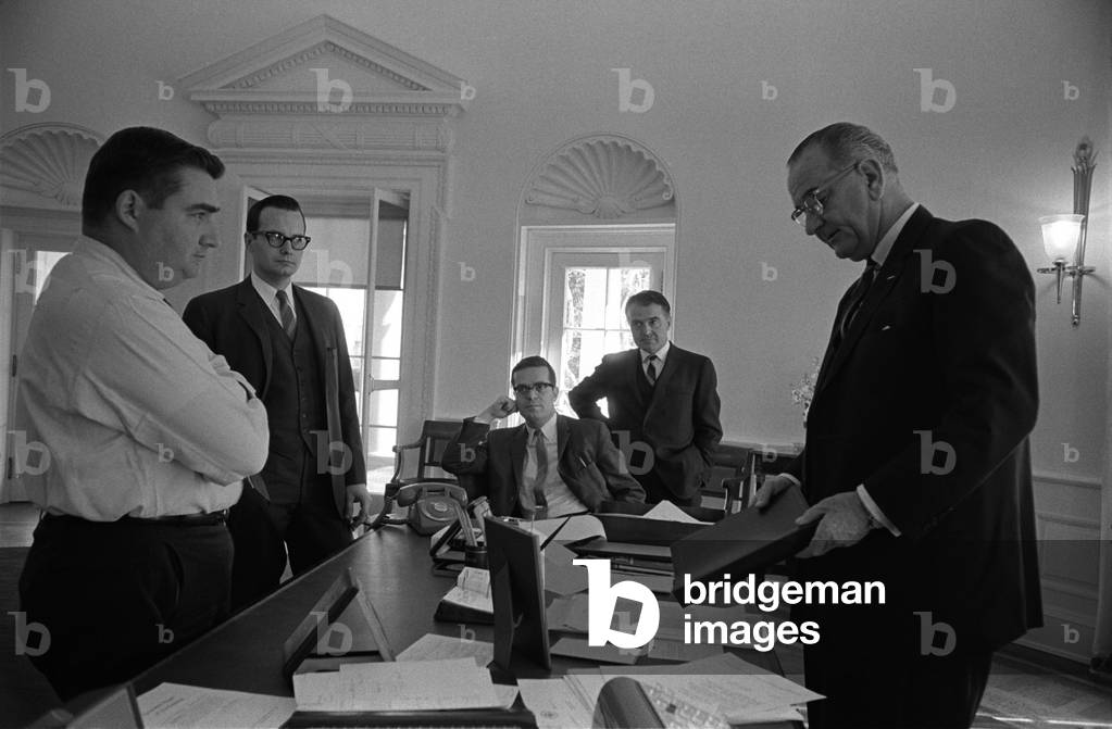 Lyndon Johnson with former Kennedy staff Pierre Salinger and Ted Sorensen. L to R: Pierre Salinger, Bill Moyers, Ted Sorensen, Jack Valenti, President Johnson, on Jan. 21, 1964. Sorenson and Salinger resigned on February 29, 1964, and March 19, 1964