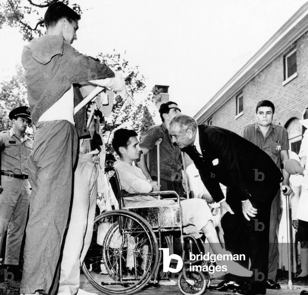 Guerre du Vietnam: President Lyndon Johnson greets wounded veterans at Walter Reed Hospital. L-R: SSgt. Robert C. Meier; SP/4 James G. Hartwick; E/5 Thomas Beil; and SP/4 James R. Tyree. June 11, 1968. (CSU_ALPHA_758) CSU Archives/Everett Collection