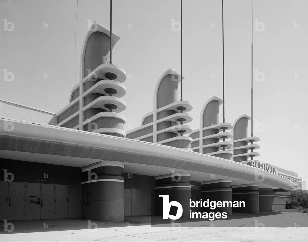 Los Angeles, Pan Pacific Auditorium, the structure achieves not just the styling of the great streamlined World's Fairs of the 1930's, but their festivity and sophistication as well. The entrance pylons are scaled to give the building an impressiveness beyond actual size. Burned to the ground in 1989, 1600 Beverly Boulevard, California, photograph 1980s