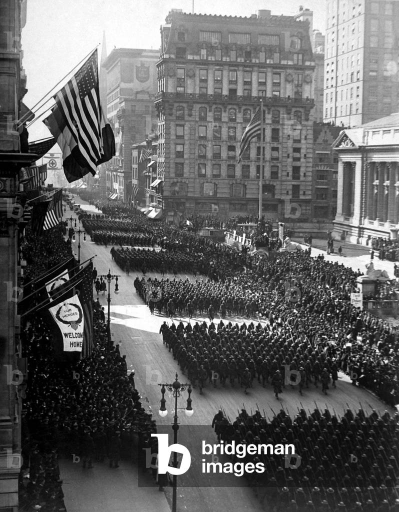 Victory Parade in honor of returned fighters passing the Public Library, New York City. The parade was held to honor General John J. Pershing and an estimated 25,000 soldiers from the American Expeditionary Force, Sept. 10, 1919