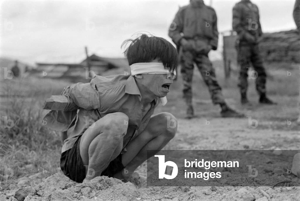 Guerre Du Vietnam: Viet Cong prisoner of war. A terrified VC prisoner awaiting interrogation unit of special forces A-109 Thuong Duc, 25 kilometers west from Da Nang, Vietnam. Jan. 23, 1967. 