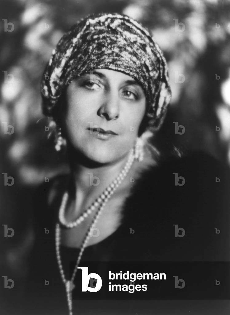 Geraldine Farrar (1882-1967), American opera star in 1923, wearing fashionable turbsn and long string of pearls