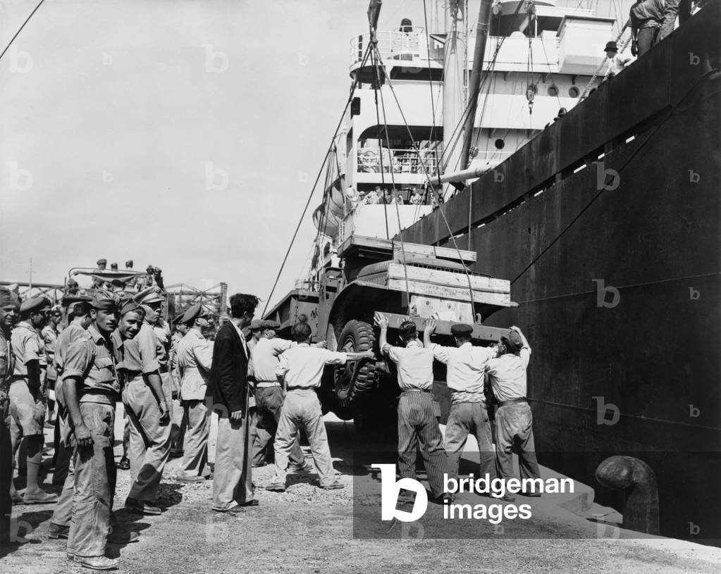 American-made truck lowered from a freighter at Piraeus, 1947 (photo)