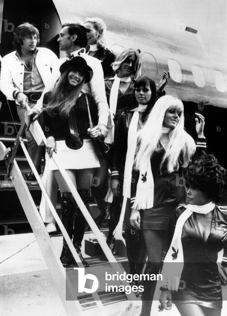 Roman Polanski, Hugh Hefner, Barbi Benton and a group of Playboy bunnies arriving in Paris, France, August 21,1970.
