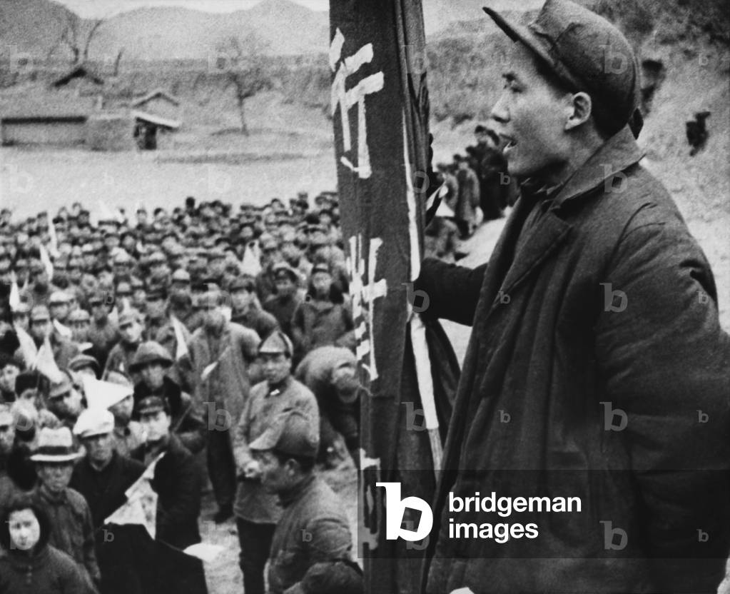 Mao Zedong addresses some of his followers, 1944 (photo)