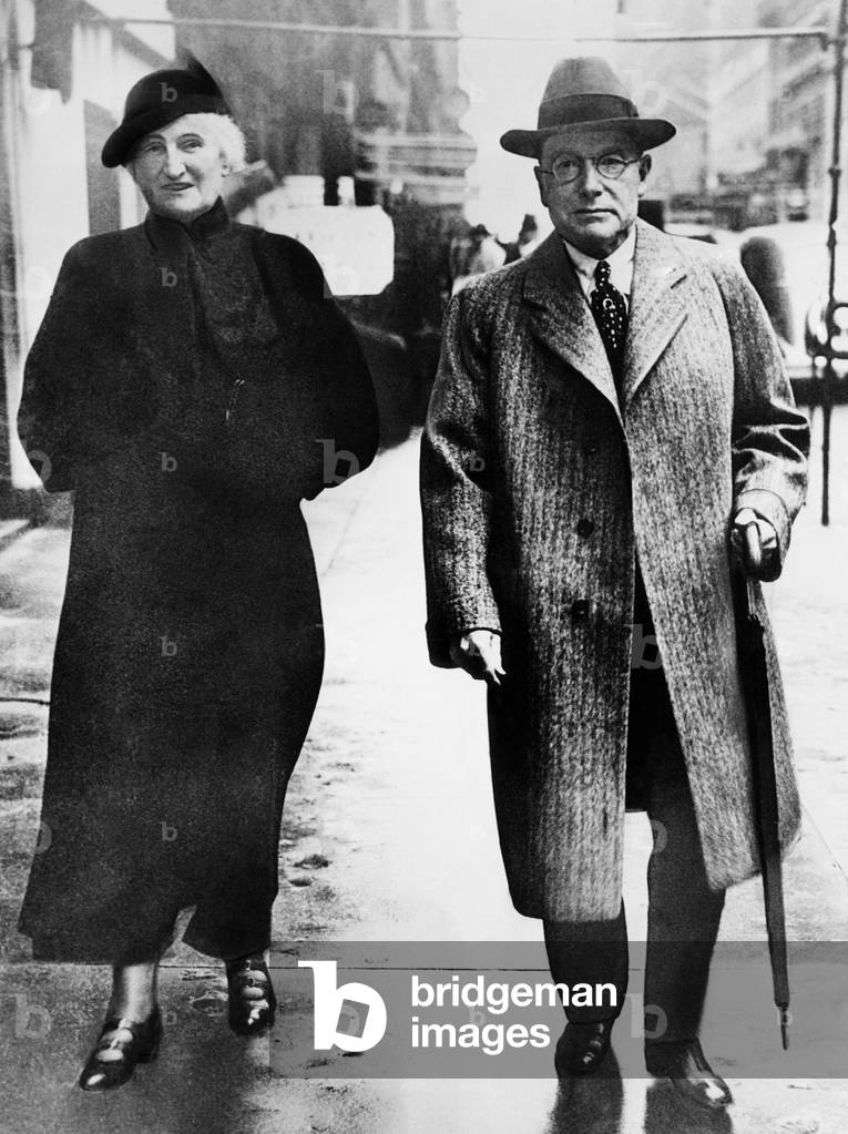 Abby and John D. Rockefeller Jr. on their way to vote in state elections, NYC, 1935 (photo)