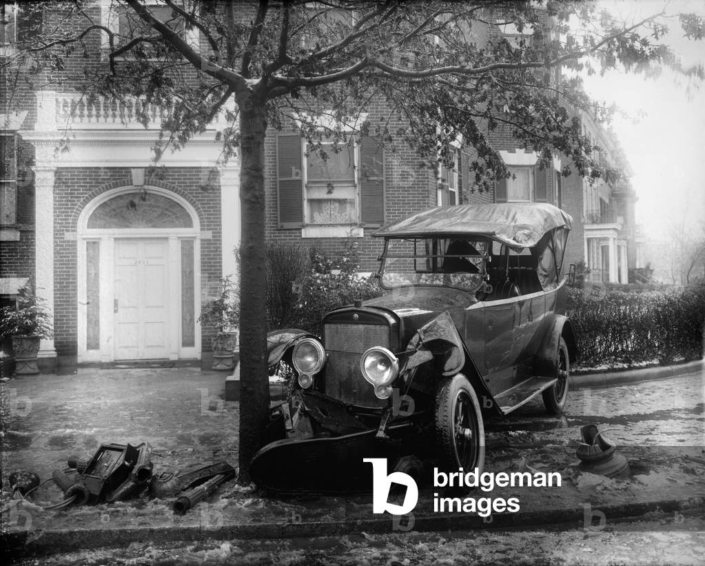 Penrose car accident, front view, photograph, 1920-1921