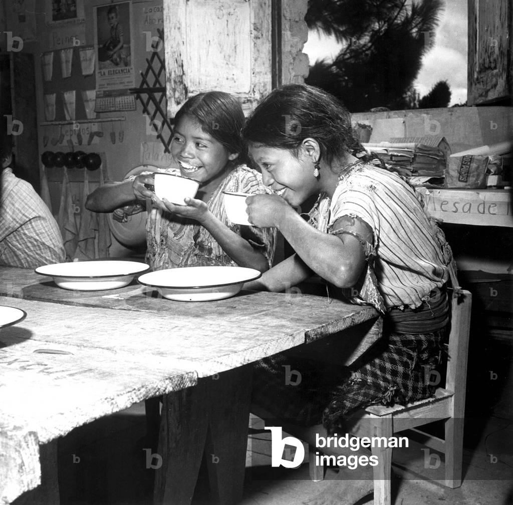 Ecole du Guatemala: Children from a rural school nesar Lake Atitlan, in Guatemala, are shown enjoying their daily ration of milk, supplied by UNICEF. 1953.. Courtesy: CSU Archives / Everett Collection
