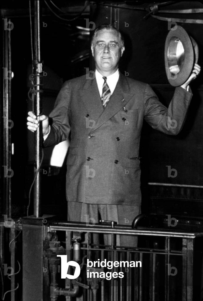 FRANKLIN D. ROOSEVELT campaigning for president in 1932 (photo)