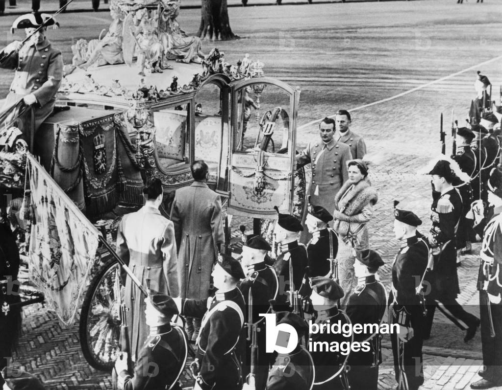 Carriage to take Queen Juliana and Prince Bernhard to sign of Statute for the Dutch kingdom. Dec. 19, 1954. 'Charter for the Kingdom of the Netherlands' applied to four countries of Kingdom of the Netherlands: Aruba, Curacao, and Sint Maarten and the Netherlands. This was a diminished Kingdom, as the Dutch East Indies gained their independence as Indonesia in December 1949