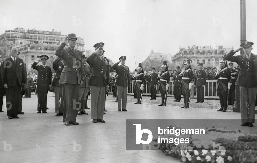 Dwight Eisenhower and Charles de Gaulle salute the tomb of the Unknown Soldier, Paris, 1945 (photo)