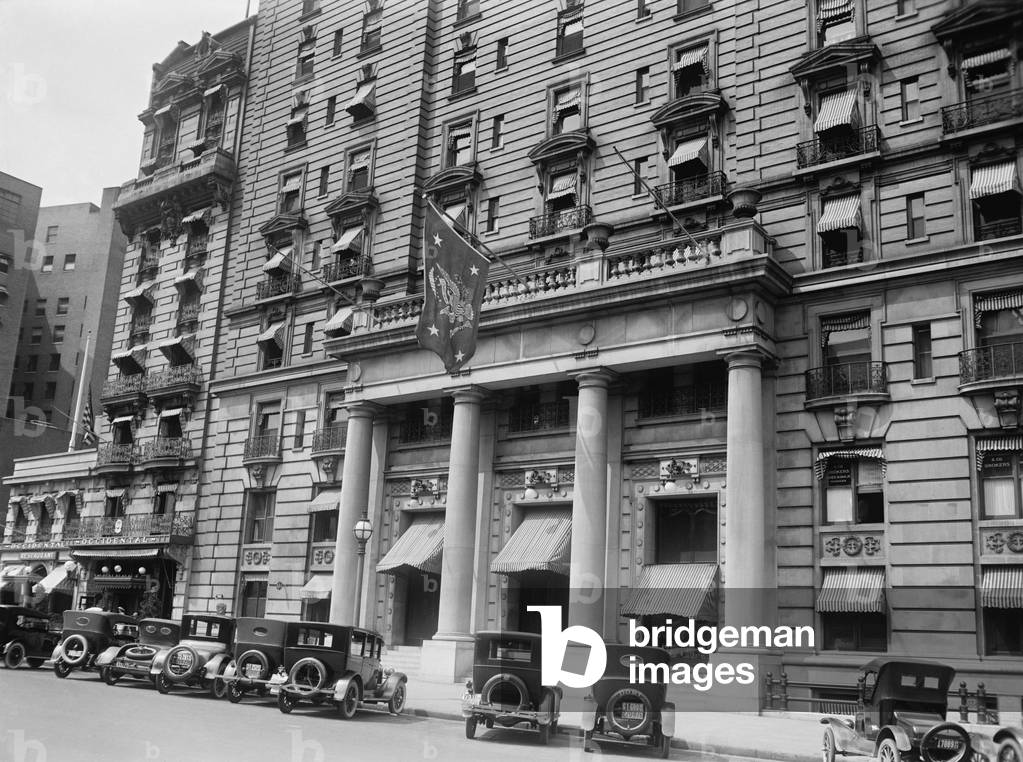 President's flag hanging above the entrance to Washington, D.C.'s Willard Hotel, Aug. 4, 1923. Vice President Coolidge's family lived at the Hotel and it became the residence of the U.S. President when Warren Harding died on Aug. 2, 1923