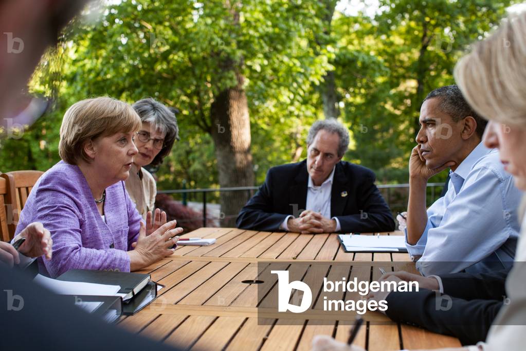 Le G8 de Camp David, 2012: President Barack Obama and Chancellor Angela Merkel of Germany participate in a bilateral meeting on the Aspen Cabin patio during the G8 Summit at Camp David, Md., May 19, 2012