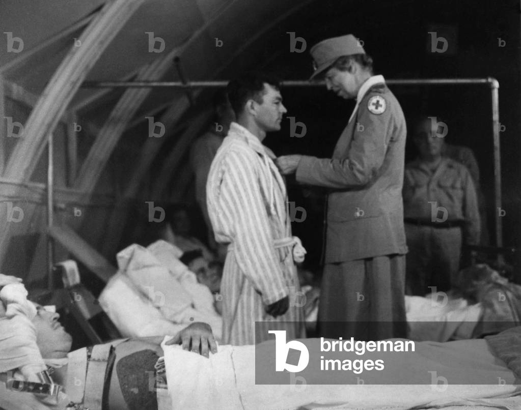Eleanor Roosevelt awards a Purple Heart in New Caledonia. Sept. 15, 1943. She was at the Allied base on the island of Espiritu Santo as an ambassador for the President Roosevelt during WW2