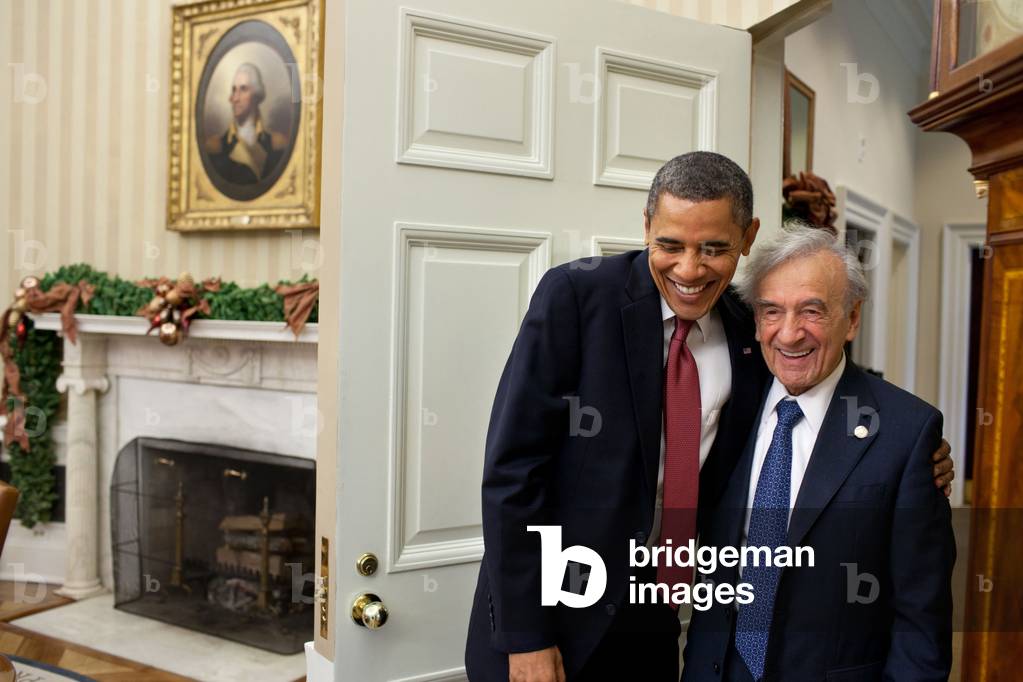 Barack Obama et Elie Wiesel: President Barack Obama greets Elie Wiesel in the Oval Office, Dec. 5, 2011. (BSLOC_2015_3_132)