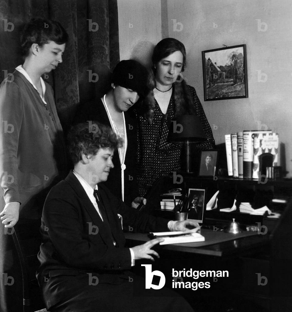 Eleanor Roosevelt and other political women who published the 'Women's Democratic News.' 1929