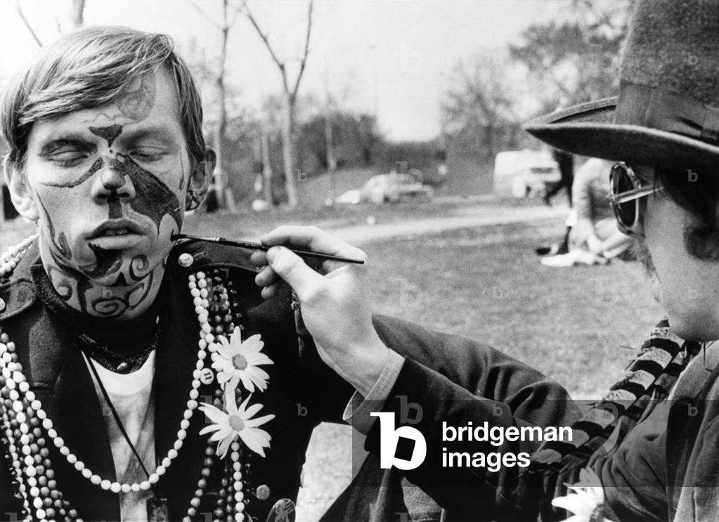 Hippie having his face painted, Chicago, 1967 (photo)