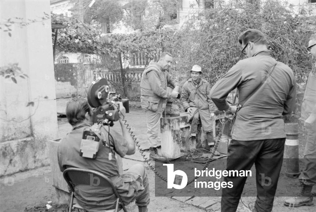 Guerre du Vietnam: Vietnam War-Tet Offensive. Walter Cronkite of CBS interviewing Professor Mai of the University of Hue. On Feb. 27, 1968 the influential anchorman delivered an editorial concluding the war was 'mired in stalemate' and 'the only rational way out then will be to negotiate'. Feb. 20, 1968.