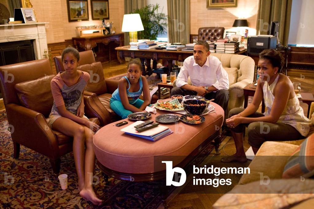 Barack Obama en famille: President Barack Obama, First Lady Michelle Obama, and their daughters Sasha and Malia watch the World Cup soccer game between the U.S. and Japan, from the Treaty Room office in the residence of the White House, Sunday, July 17, 2011.