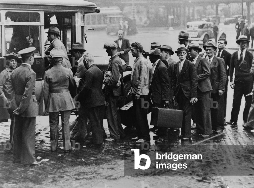 World War I veterans boarding a bus taking them from New York City, 1933