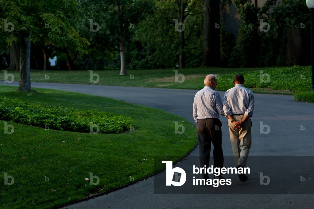 Barack Obama et Joe Biden: President Barack Obama and Vice President Joe Biden walk around the South Lawn of the White House, Sunday, July 24, 2011.