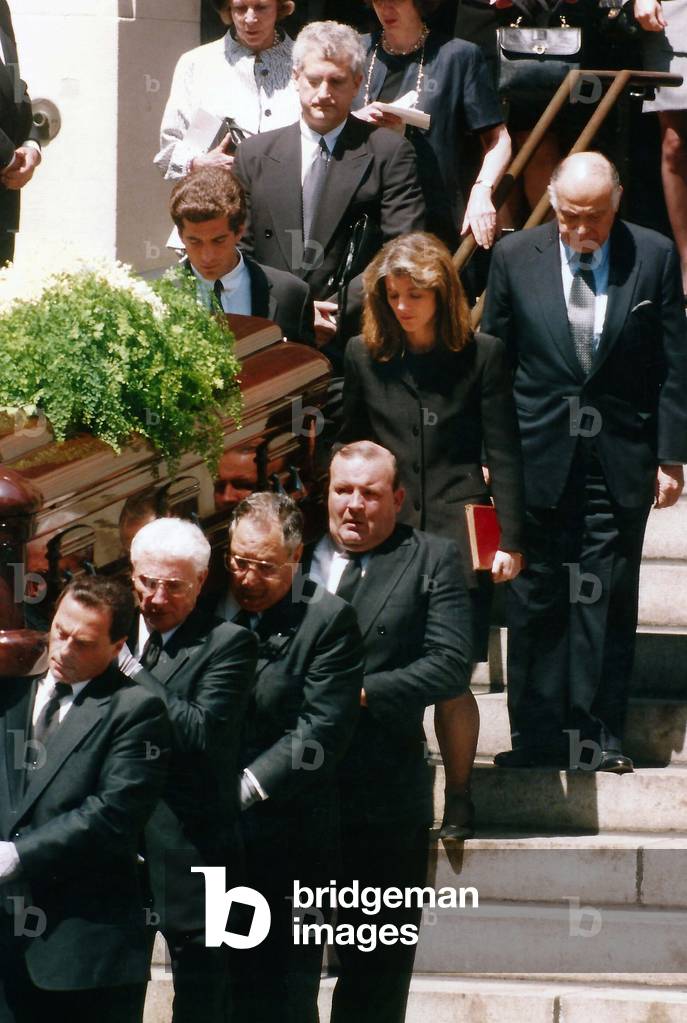 Jackie O Funeral, JFK Jr. Caroline Kennedy Hillary Clinton behind Family, 1994 (photo)
