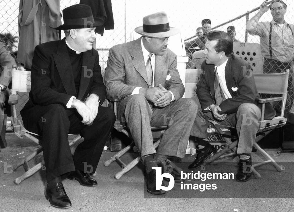 THE FIREBALL, from left: Pat O'Brien, visitor Joe Louis, Mickey Rooney on set, 1950