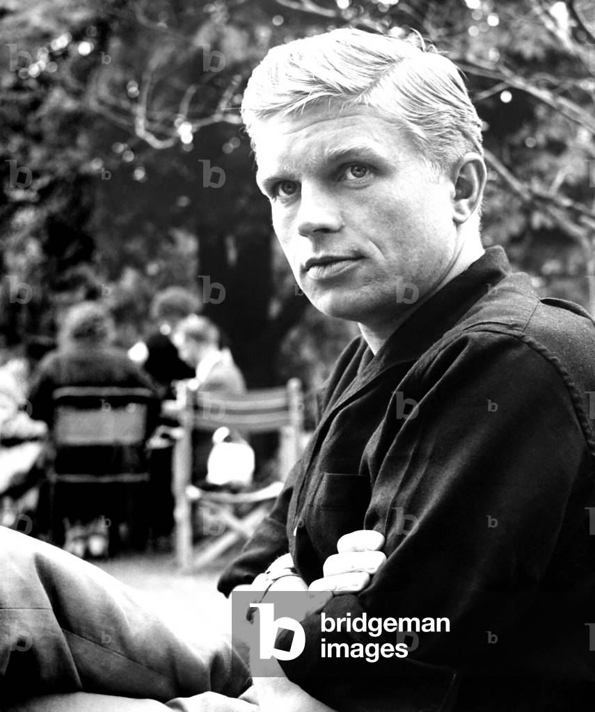 BACHELOR OF HEARTS, Hardy Kruger, on location in England, 1958