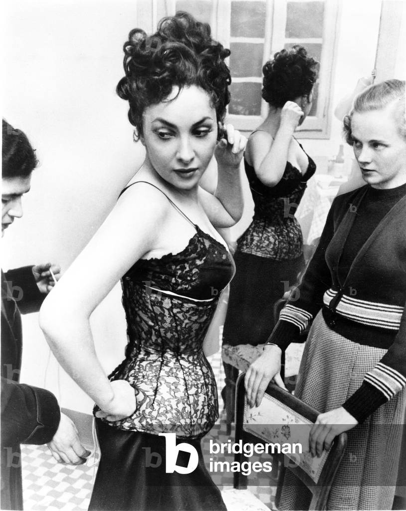 CROSSED SWORDS, (aka IL MAESTRO DI DON GIOVANNI), Gina Lollobrigida, in a costume fitting, 1954