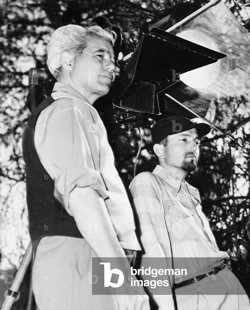BACK TO BATAAN, from left: cinematographer Nick Musuraca, director Edward Dmytryk on set, 1945