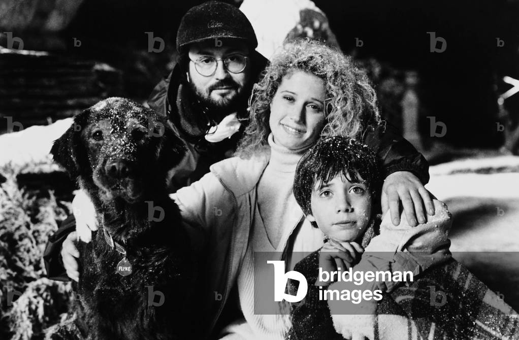 FLUKE, director Carlo Carlei (rear) wit from left: Fluke the dog, Nancy Travis, Max Pomeranc on set, 1995
