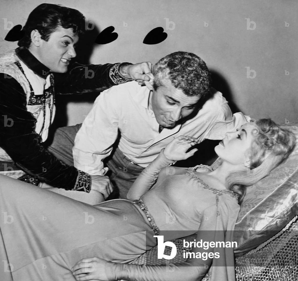 THE BLACK SHIELD OF FALWORTH, visitor Jeff Chandler (center) having some fun with husband and wife Tony Curtis (left) and Janet Leigh on set, 1954