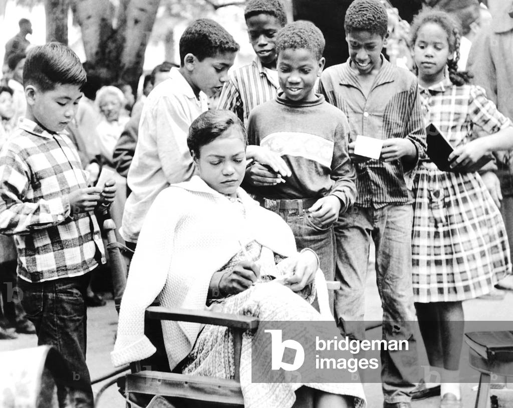 ANNA LUCASTA, Eartha Kitt signing autographs on set, 1958