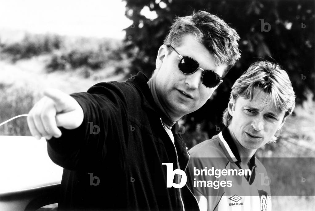 THE FULL MONTY, from left, director Peter Cattaneo, Robert Carlyle, on-set, 1997