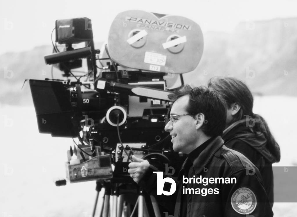 BICENTENNIAL MAN, director Chris Columbus on set, 1999,