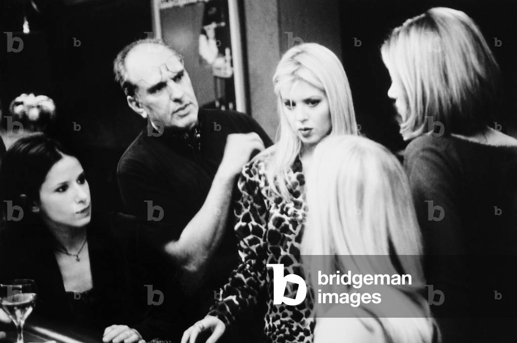 BODY SHOTS, from left: Sybil Temchen, director Michael Cristofer, Tara Reid, Emily Procter, Amanda Peet on set, 1999,