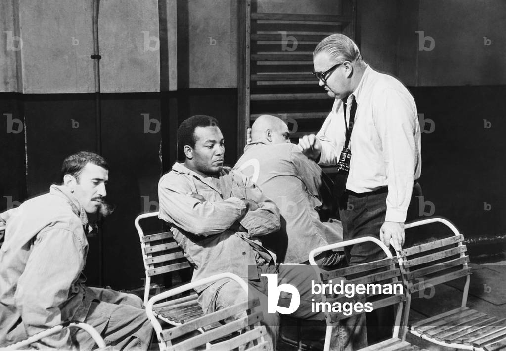 THE DIRTY DOZEN, from left: Al Mancini, Jim Brown, Tell Savalas (back to camera), director Robert Aldrich on set, 1967