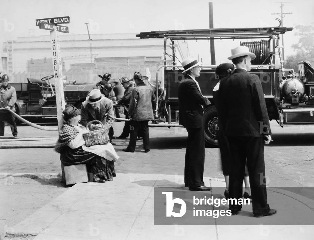 GRAND EXIT, front from left: Daisy Belmore, Edmund Lowe, 1935