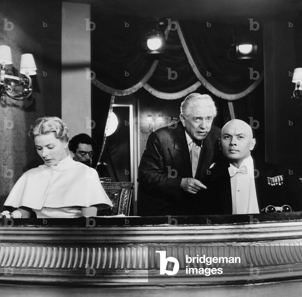 ANASTASIA, from left: Ingrid Bergman, director Anatole Litvak, Yul Brynner on set, 1956