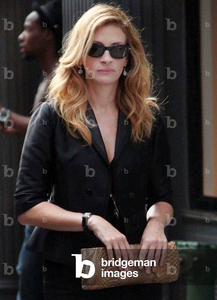 New York 8-20-2009 Julia Roberts on the Eat Pray Love movie set (photo)