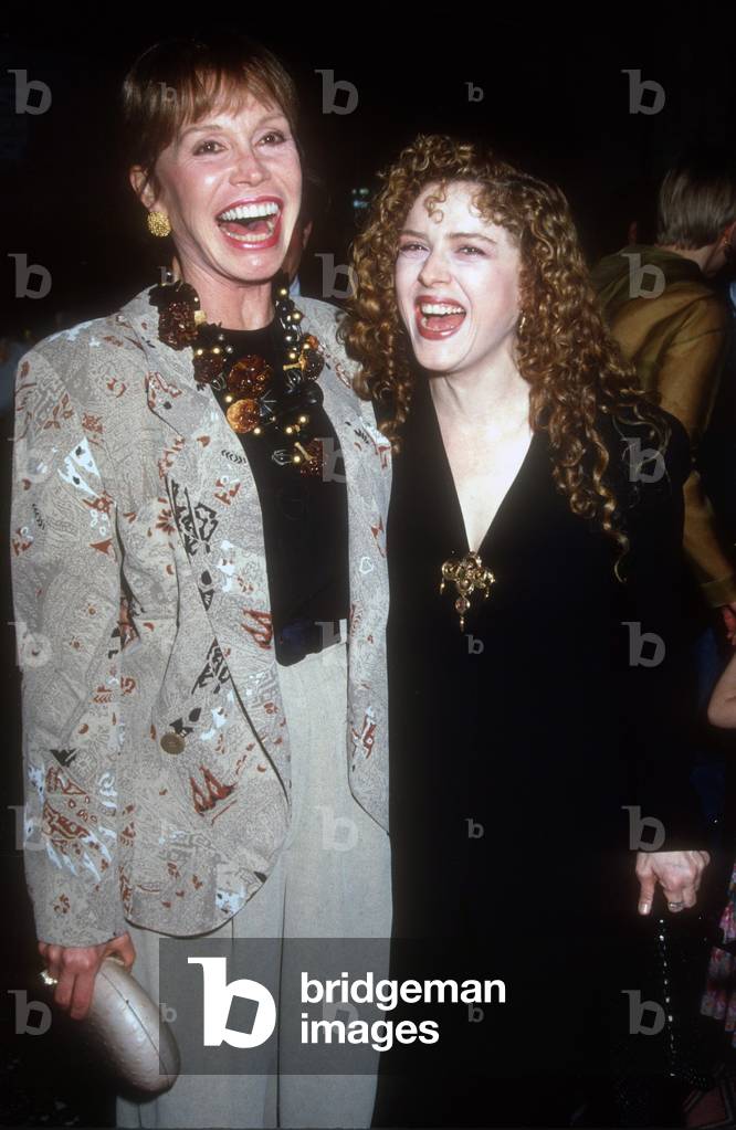 Mary Tyler Moore, Bernadette Peters, 1991 (photo)