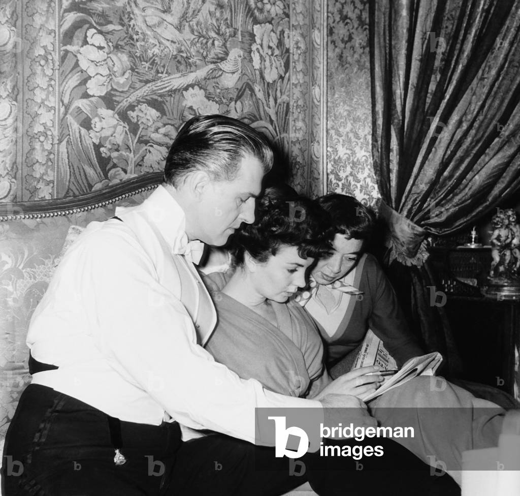 FOOTSTEPS IN THE FOG, from left: Stewart Granger, Jean Simmons working on a crossword puzzle on set, 1955