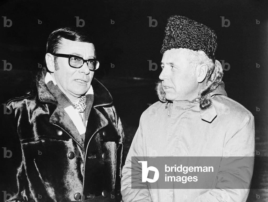 AIRPORT, from left: producer Ross Hunter, author Arthur Hailey on set, 1970