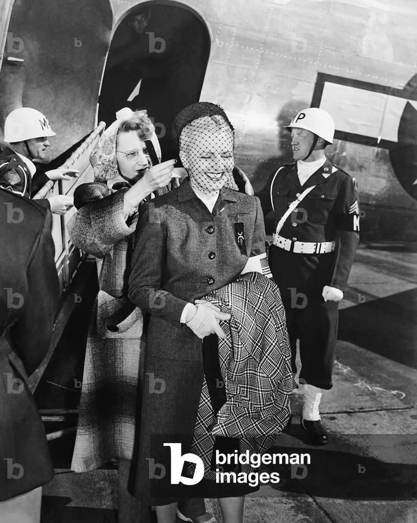 A FOREIGN AFFAIR, Jean Arthur having her hair adjusted on set, 1948