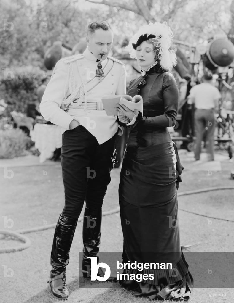 ANNA KARENINA, from left: Fredric March, Betty Blythe on set, 1935
