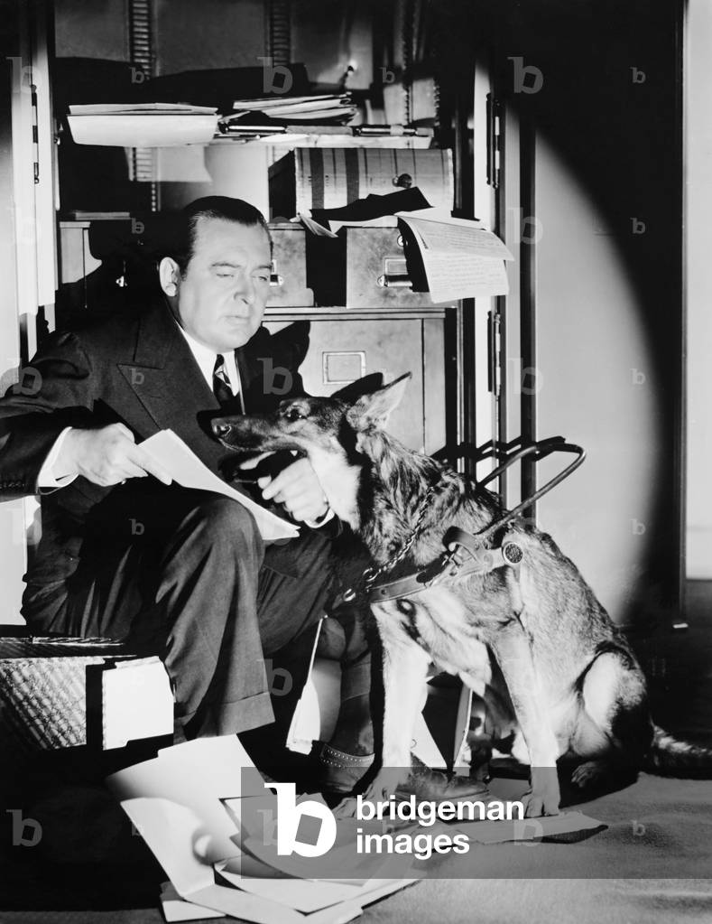 EYES IN THE NIGHT, Edward Arnold, 1942