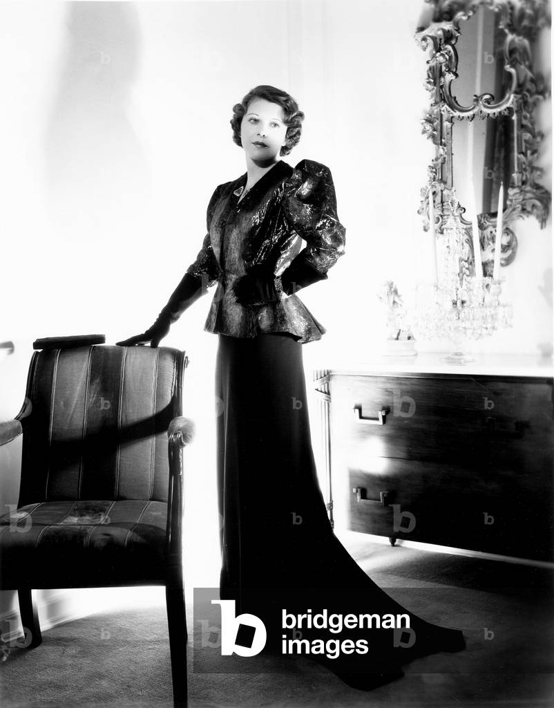 DODSWORTH, Ruth Chatterton, in am ensemble by Omar Kiam, 1936