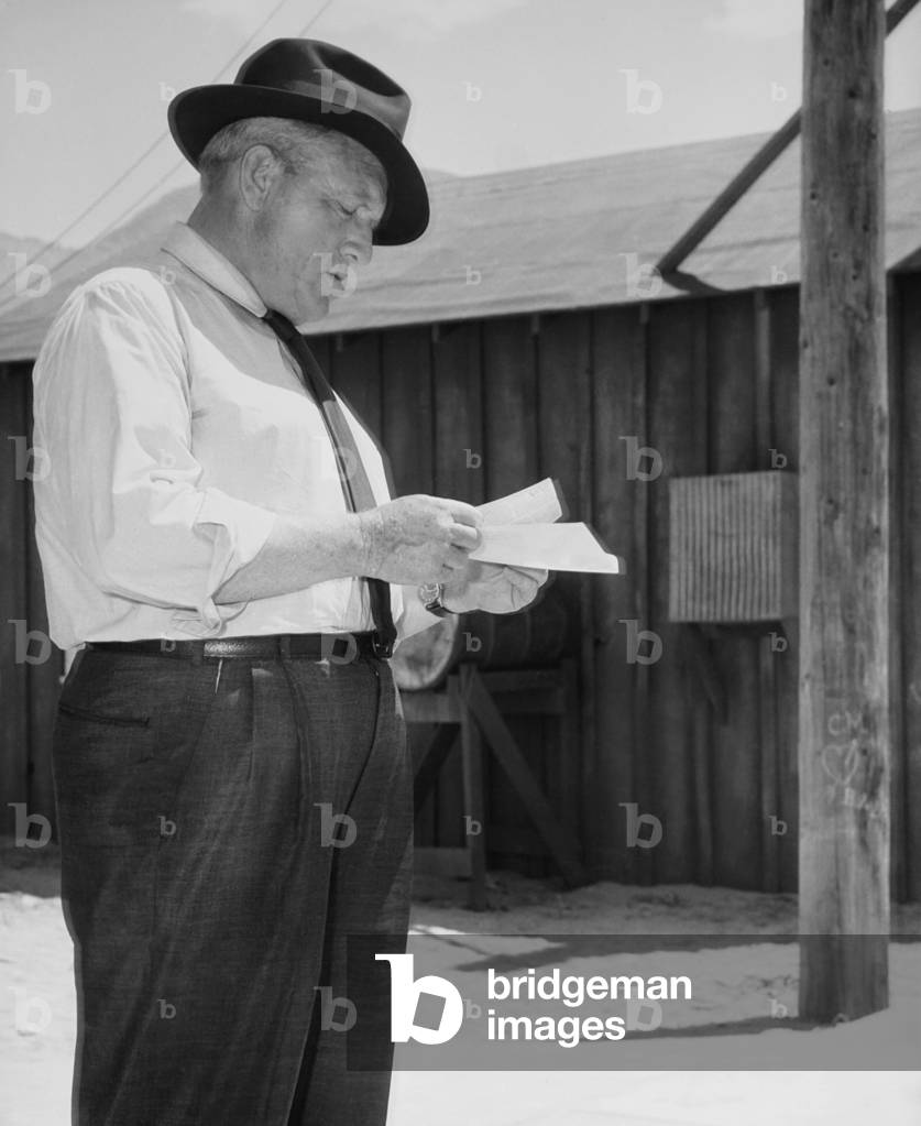 BAD DAY AT BLACK ROCK, Spencer Tracy on set, 1955