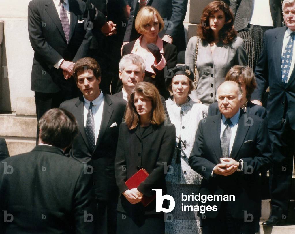 Jackie O Funeral, JFK Jr. Caroline Kennedy Hillary Clinton behind Family, 1994 (photo)